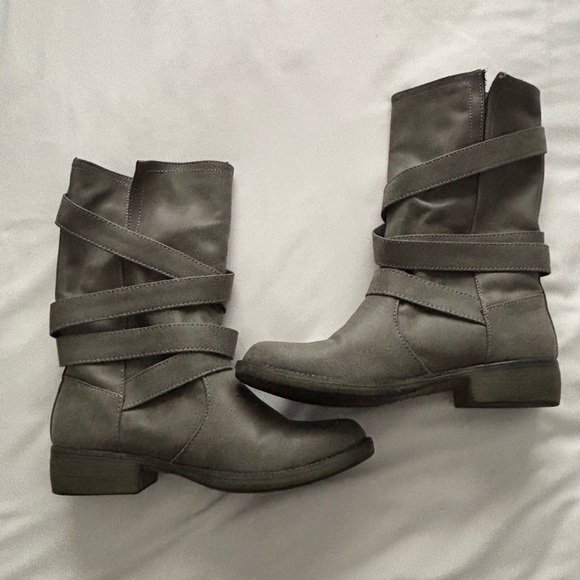 Rocket Dog gray short boots, very cute and easy to slip into. - Picture 3 of 5